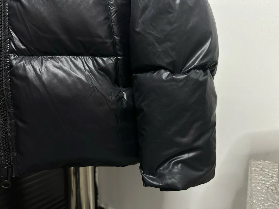 P780 [𝘾𝘼𝙉𝘼𝘿𝘼 𝙂𝙊𝙊𝙎𝙀] Canada Goose's limited new Crofton puff down jacket, top version, ceiling level Crofton soft loaf, 2024 latest style, cold protection effect up to level 4, using recycled Feather-Light tear-resistant fabric, ultra-light, no weight on the upper body at all! The unique black label highlights your temperament‼ ️ Canada Goose, a Canadian brand, has always been recognized as the warmest down jacket. Various Instagram celebrities, Internet celebrities, and celebrities often wear it for street photos. I make Canada Goose every year, but I still can't get rid of my love for it. No matter how cold the days are, there is no need to be afraid, because there is! Filled with 90% white duck down, it is the legendary warmest down jacket and is known as a must-have for Arctic outdoor sports! The most popular down jacket in the world, celebrities are rushing to buy it, it is a must-have!  Size: S~XXL